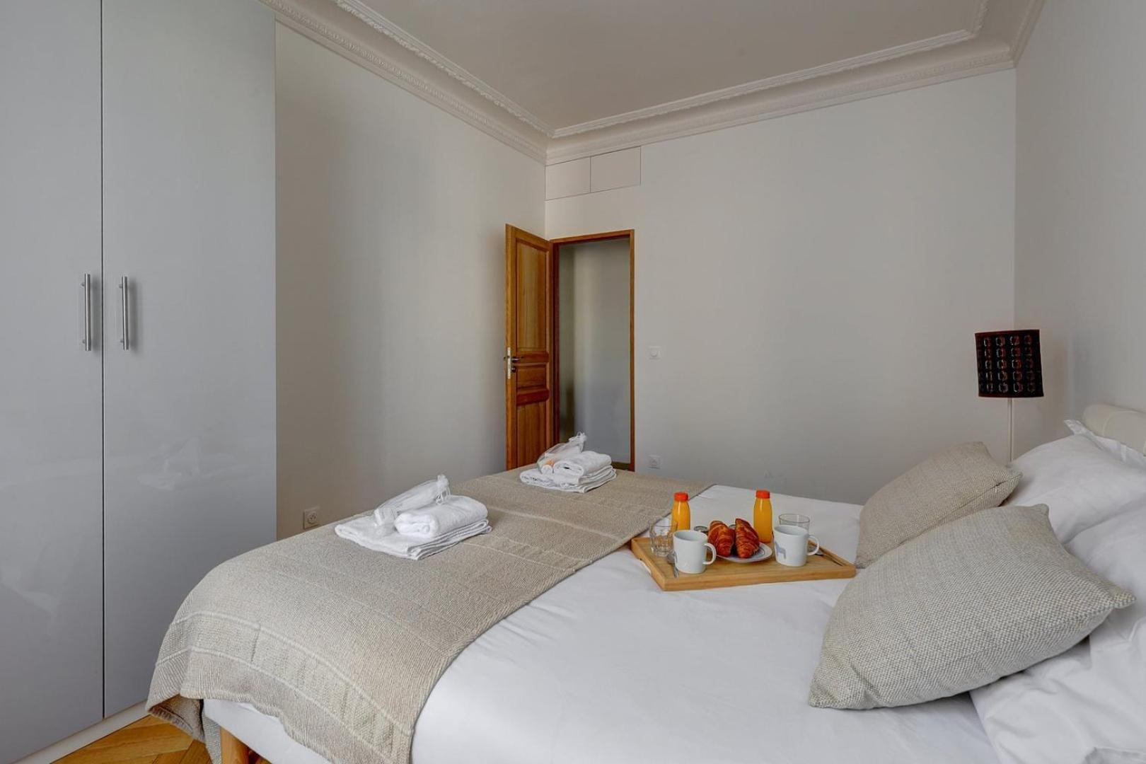 Mericourt Suite, Place De La Republique